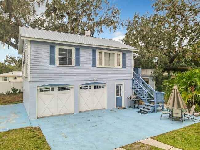 Building Photo - Charming Carriage House
