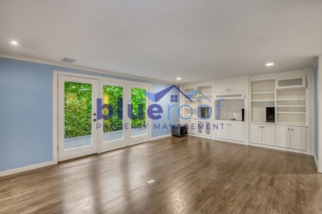 Building Photo - 8045 SW West Slope Dr