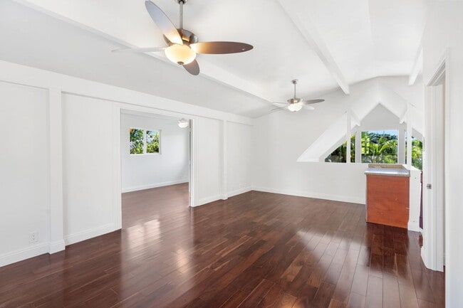 Building Photo - Kahala Home 5 bedroom 4 bath with Large Yard
