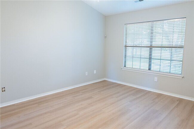 Building Photo - 654 Terry Ave