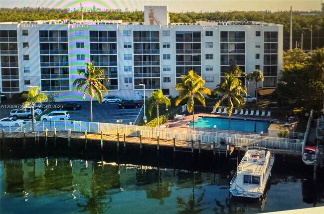 Building Photo - 2821 N Miami Beach Blvd