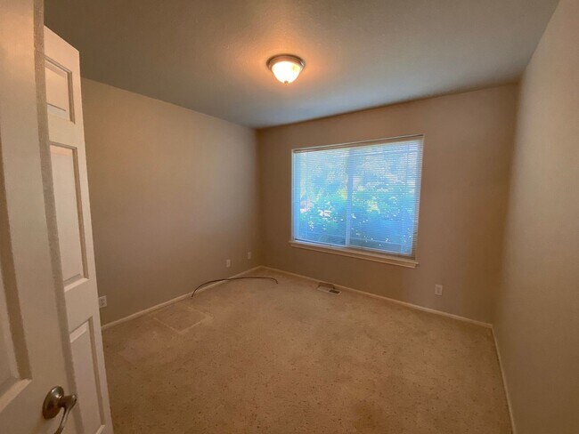 Building Photo - Great 3 Bedroom 2 Bath House!