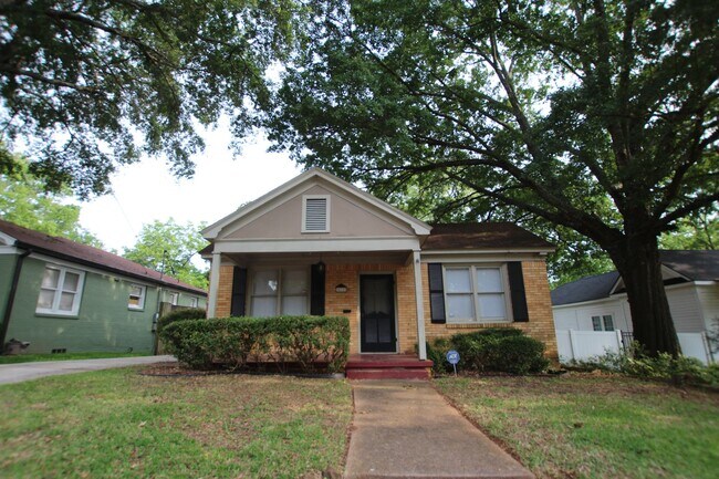 Building Photo - 3 Bedroom, 1.5 Bath Home in Central Tyler!