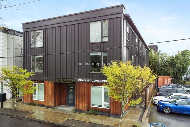 Building Photo - Contemporary 2 BD | 1.5 BA Apartment in The Heart of Northeast Portland