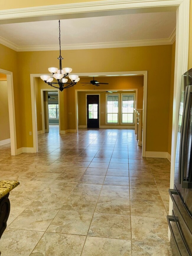 Building Photo - 3 Bedroom 2 Bath Home for Lease