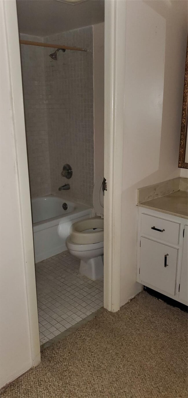 Building Photo - 1000 St Charles Pl