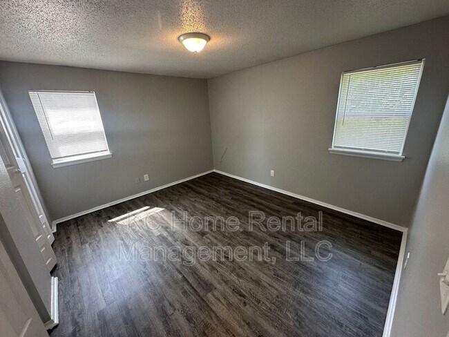 Building Photo - 212 N Oak Dr