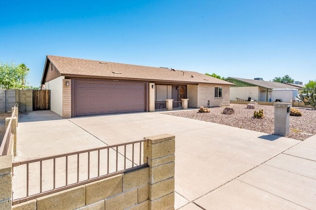 Building Photo - 3/2 sfh 2 car garage, huge yard 35th Ave &...