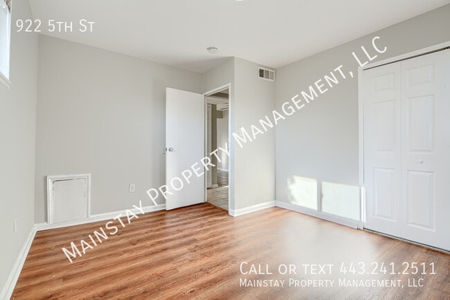 Building Photo - 922 5th St