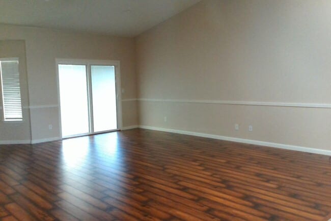 Building Photo - Beautiful Northeast 4 Bedroom 2.5 Bath home