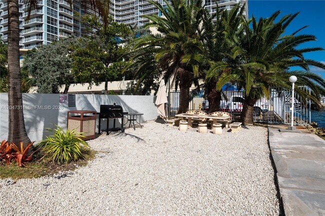 Building Photo - 7545 E Treasure Dr