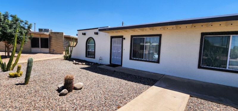 Primary Photo - 1041 N Mesa Dr