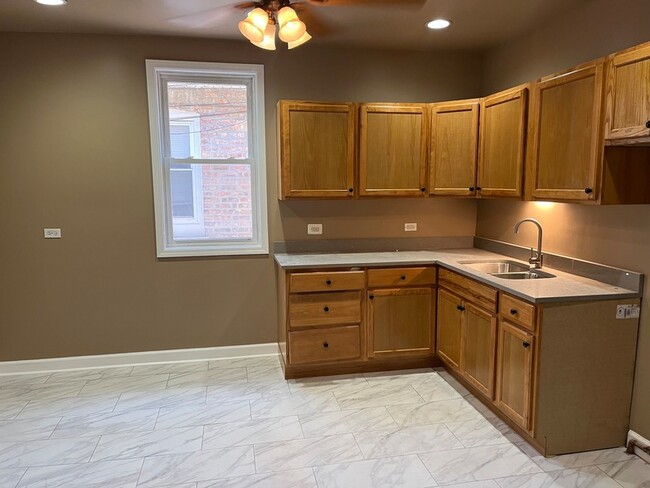 Building Photo - 722 E 91st Pl