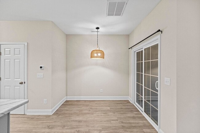 Building Photo - Large 3br Stonebay Townhome AVAILABLE NOW!
