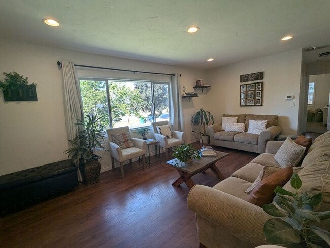 Primary Photo - Fabulous 4 Bedroom 2 Bath House with Big F...