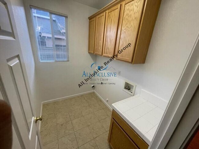 Building Photo - Charming 3-Bedroom Home in Desirable Folso...