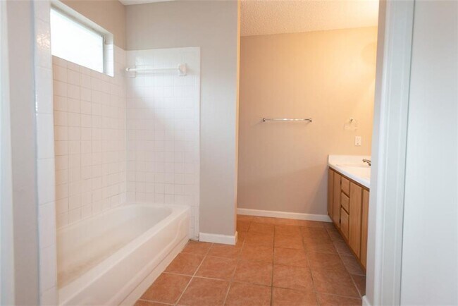 Building Photo - 1812 Hollow Tree Blvd