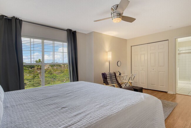 Building Photo - Spacious 3 bedroom, 2 bath condo with a lake view in Palmer Ranch