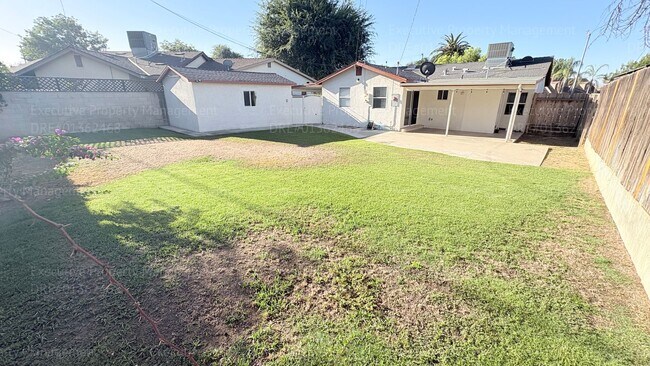 Building Photo - 2238 Lindora St