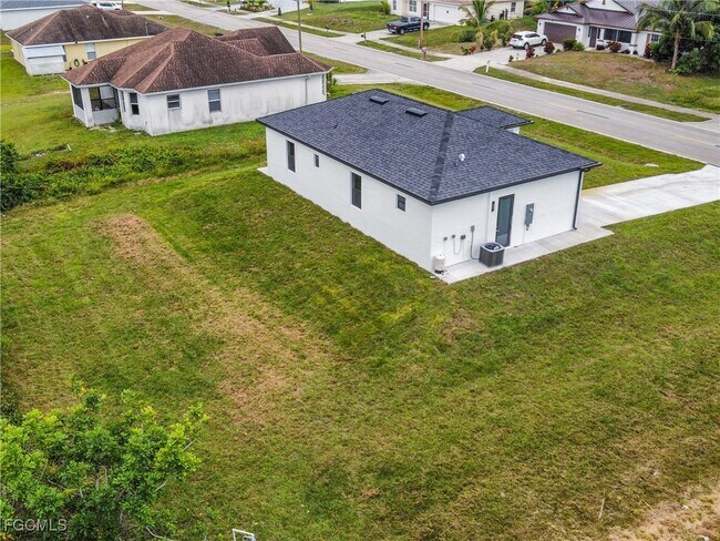 Building Photo - 916 Sara Ave N