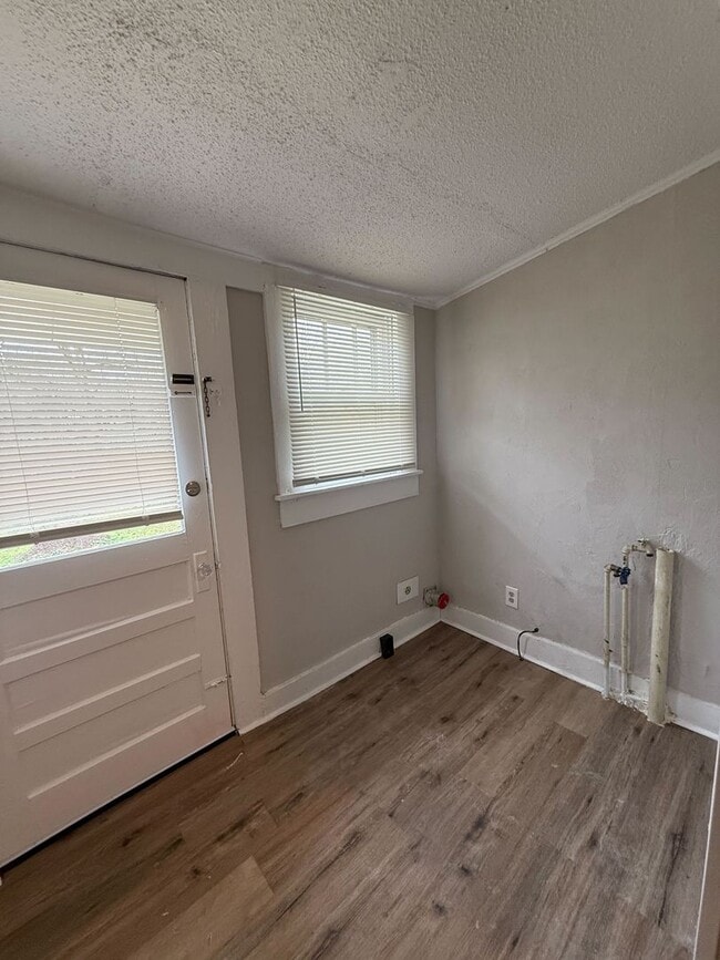 Building Photo - MUST SEE!!  2 Bedroom, 1 Bath  Home in Talladega!