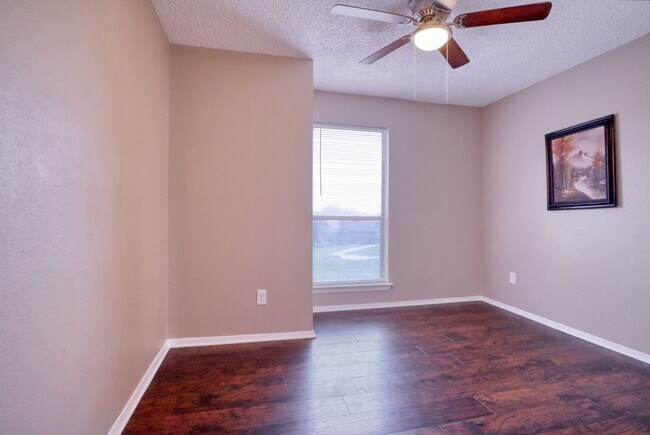 Building Photo - 413 Lakeway Dr