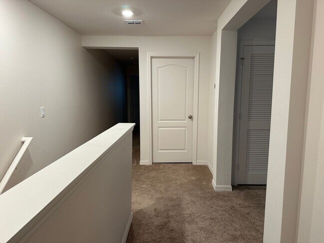 Building Photo - 3BR Townhome in Tavares with Open Floor Plan & Community Playground