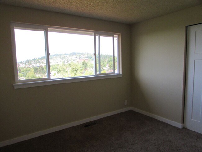 Building Photo - Large 4 Bedroom Edgemoor Home w/ Mother-in-law Suite