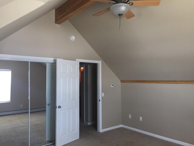 Building Photo - 441 Country Club Ln