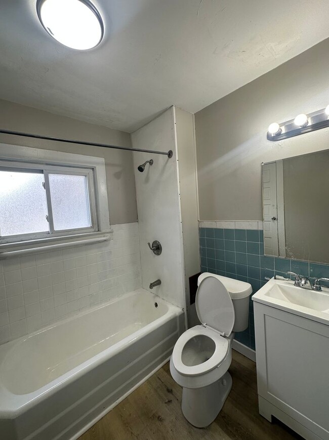 Building Photo - Harvard/E. 71  4bd Single Section 8