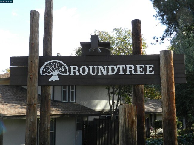 Building Photo - 5519 Roundtree Dr