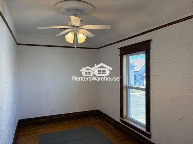 Building Photo - Available now - Spacious 1 Bedroom 1 Bath Upper Level Duplex in South Saint Paul