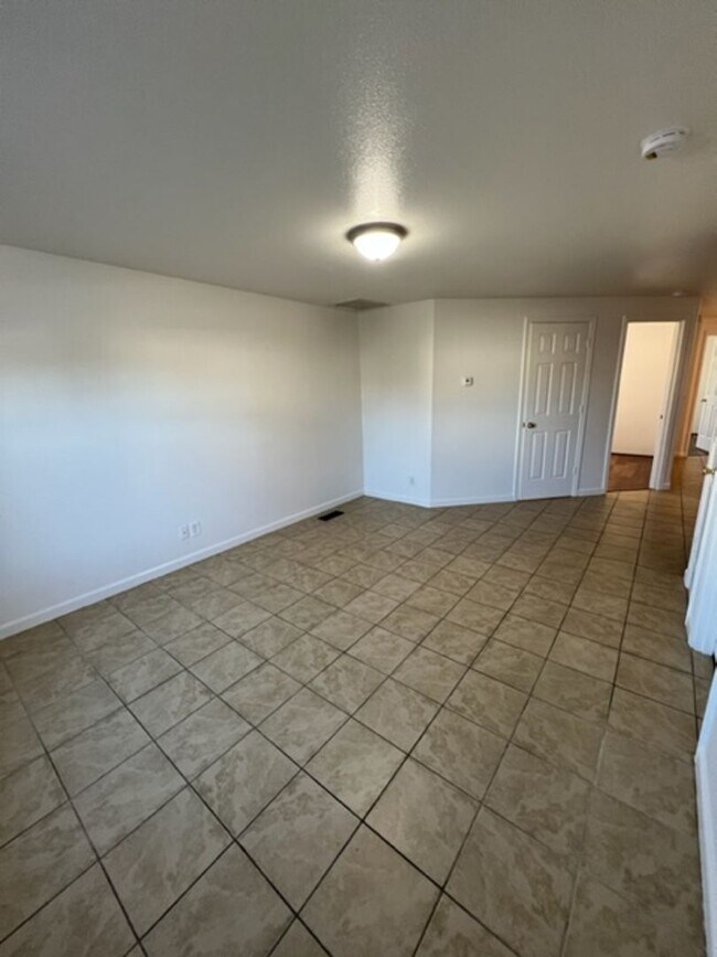 Building Photo - 710-710 Cedar St