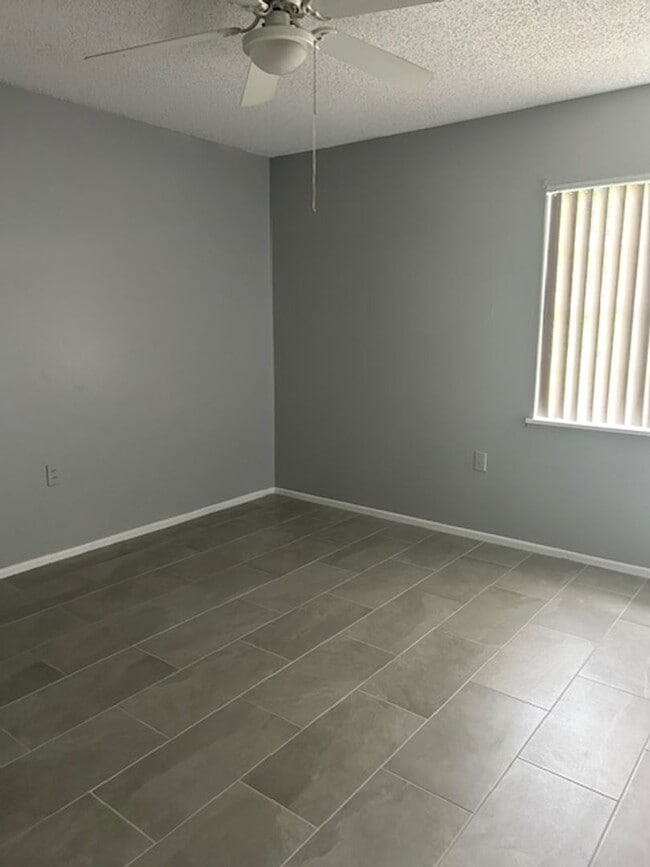 Building Photo - 3 bedroom, 2 bath home