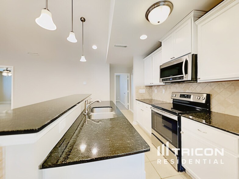 Building Photo - 4201 Broadstairs Dr SW