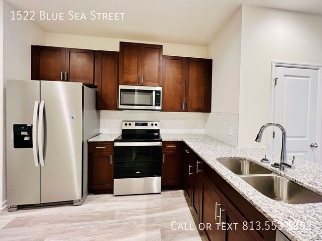 Building Photo - 1522 Blue Sea St