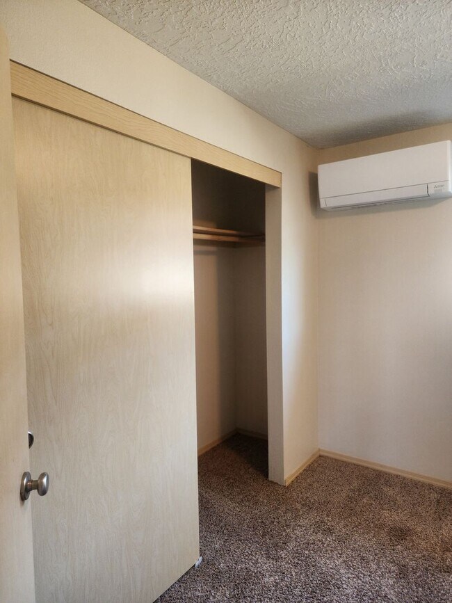 Building Photo - 1ST  FULL  MONTH'S  RENT   FREE  Pet-friendly Townhouse Near Parks and Downtown Newberg - Showing...