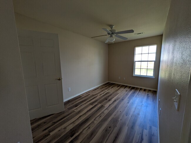 Building Photo - 1420 Azalea Dr