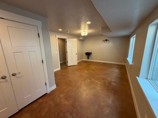 Building Photo - Spacious 6-Bedroom Home for Rent in Lehi