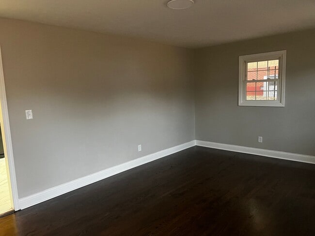 Building Photo - 824 Strawberry Ln