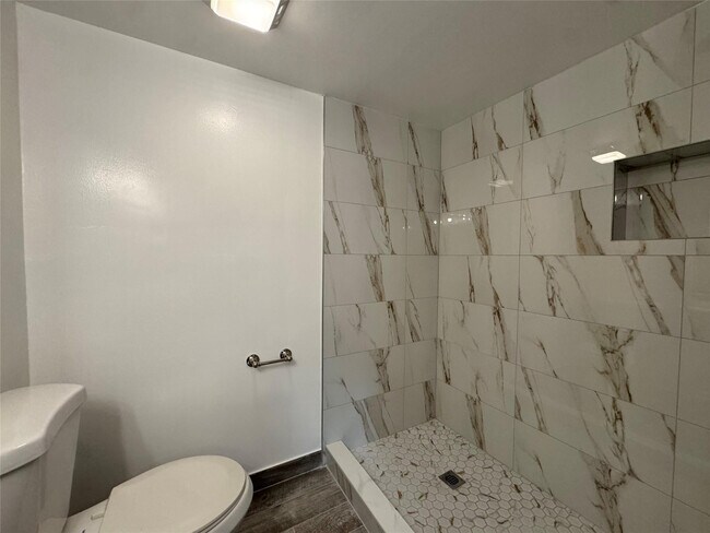 Building Photo - 606 Gardens Dr