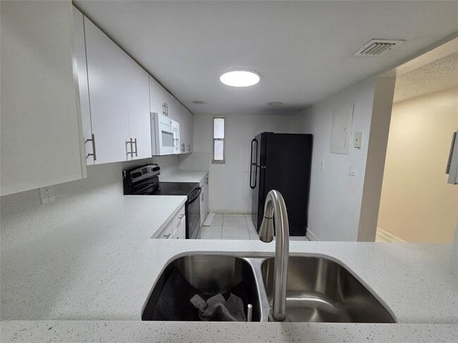 Building Photo - 7901 S Colony Cir