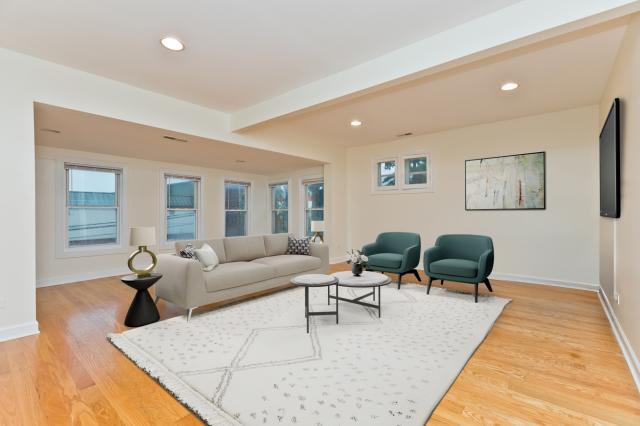 Building Photo - 3 bedroom in Evanston IL 60201