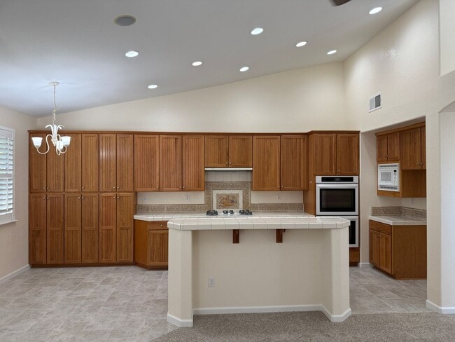 Building Photo - BEAUTIFUL SINGLE STORY 3+BD, 2.5 BA, & 3 CAR GARAGE!