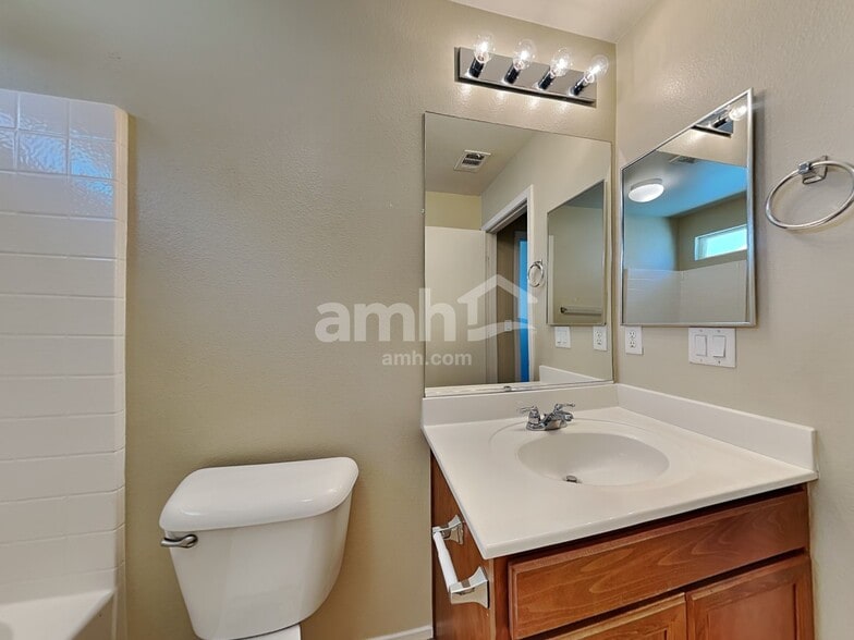 Building Photo - 1028 Maple Pines Ave