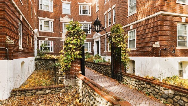 Building Photo - 35 Lee St