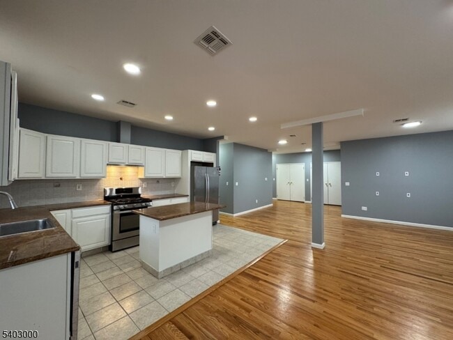 Building Photo - 610 Devon St