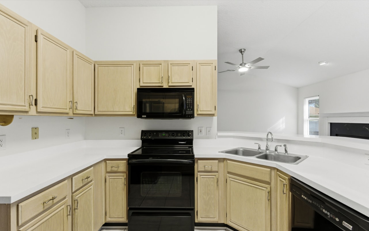 Building Photo - 8510 Majestic Oaks Dr S