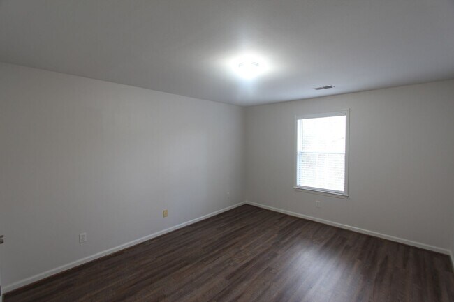 Building Photo - Wonderful and Large 3 Bedroom 2.5 Bath Townhome w/Garage