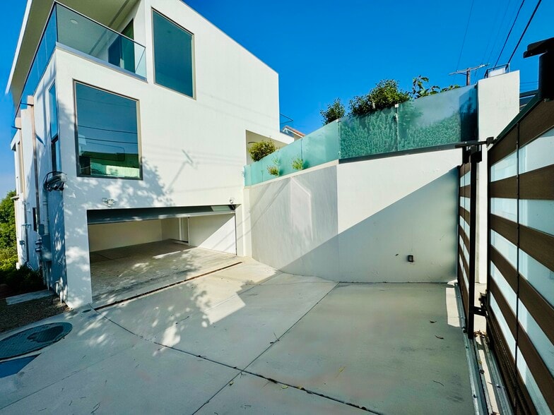 garage - 1549 Lucretia Ave